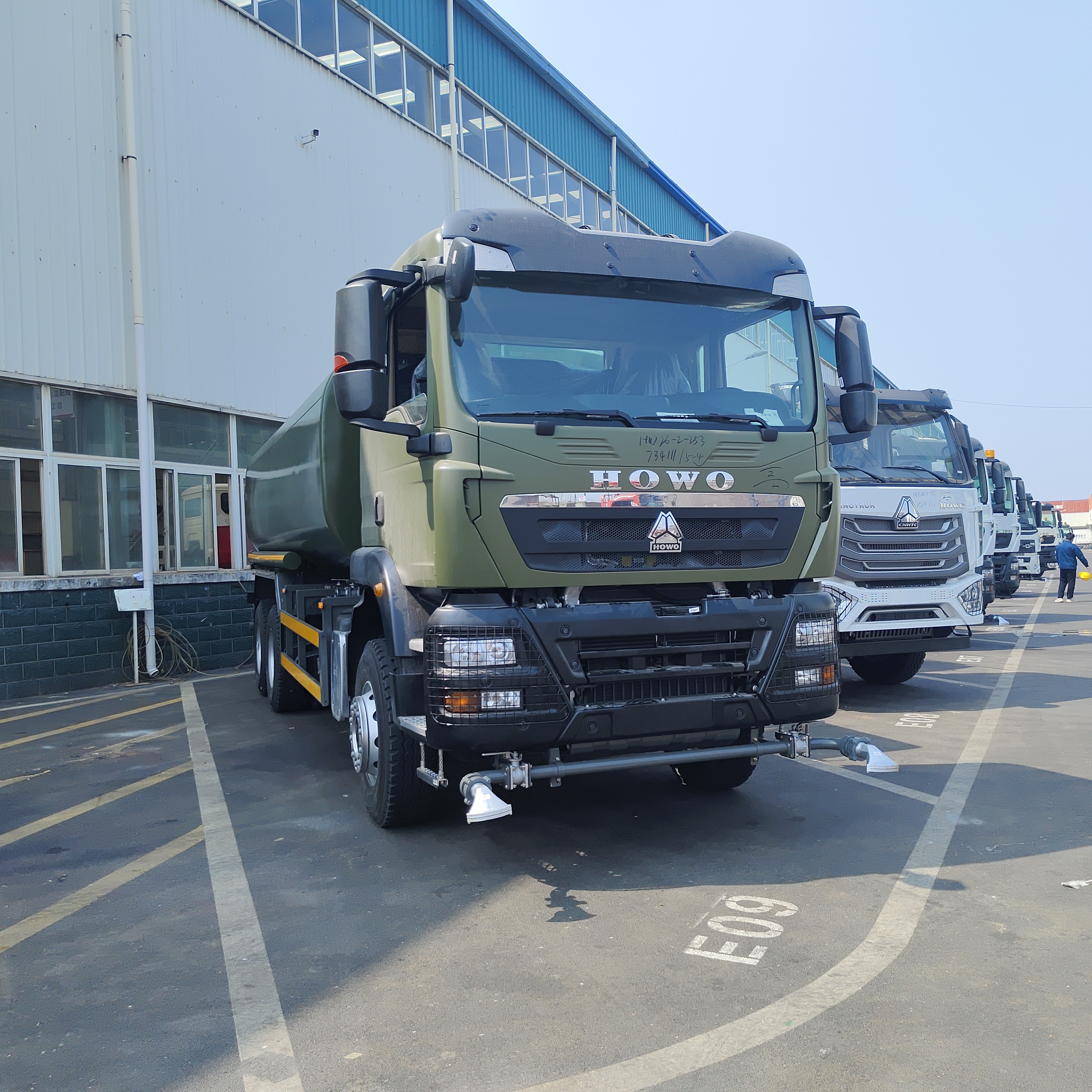 HOWO TX 6×4 Camión cisterna de agua con carga útil de 20T de la norma de emisiones Euro 2 y 6×4 rueda motriz para limpieza de carreteras