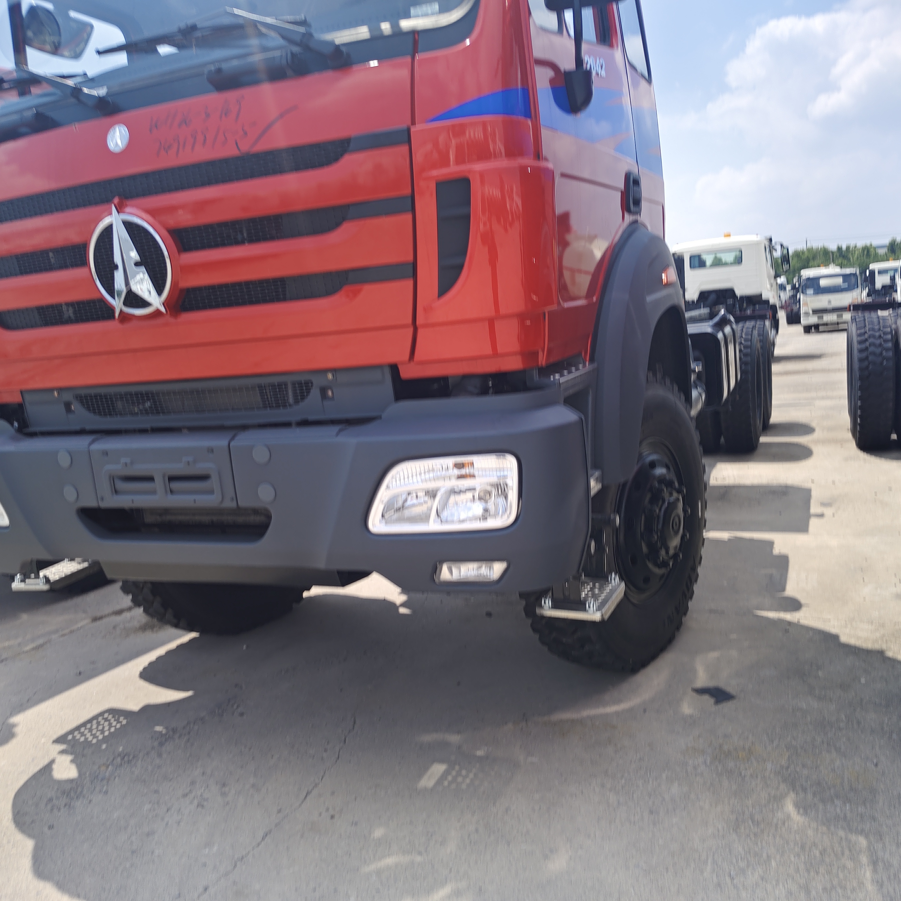 Camión tractor de servicio pesado BEIBEN 2642 6×4 con motor WEICHAI de 420HP y chasis con tecnología Mercedes-Benz
