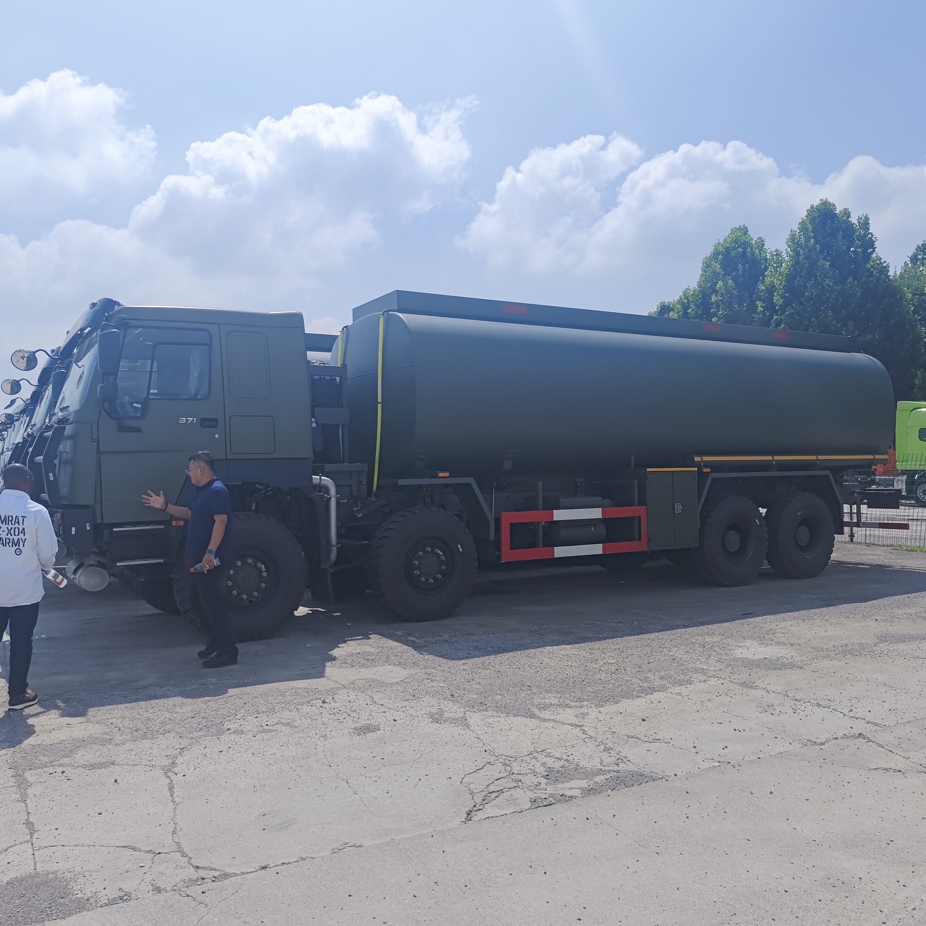HOWO 8×8 Camión tanque de combustible de 45.000L con motor de 371 CV y tracción en todas las ruedas 8×8 para el transporte de combustible pesado