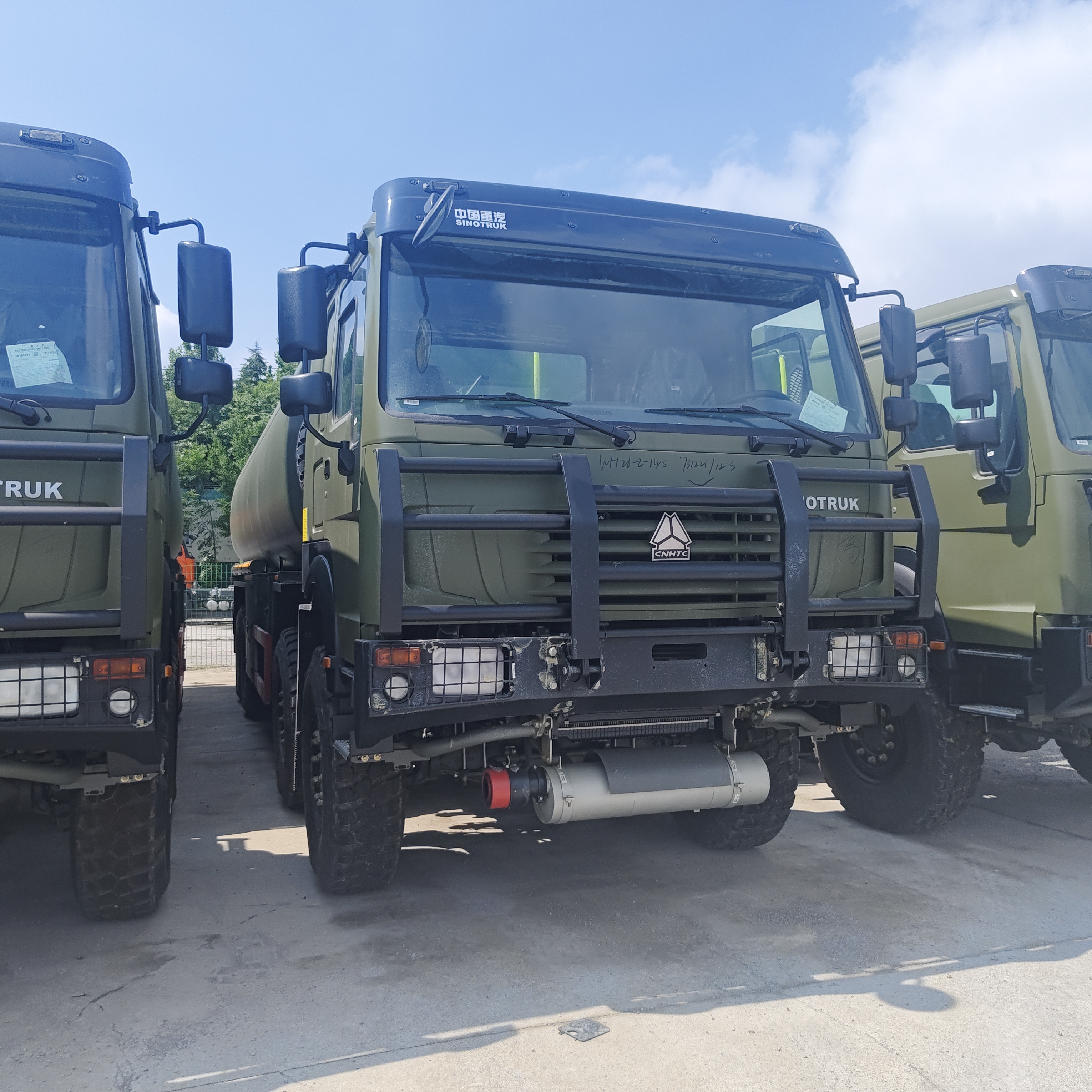 Camión cisterna de combustible HOWO 8×8 de 40.000 litros con motor de 371 CV y ​​tracción total 8×8 para transporte de combustible de servicio pesado