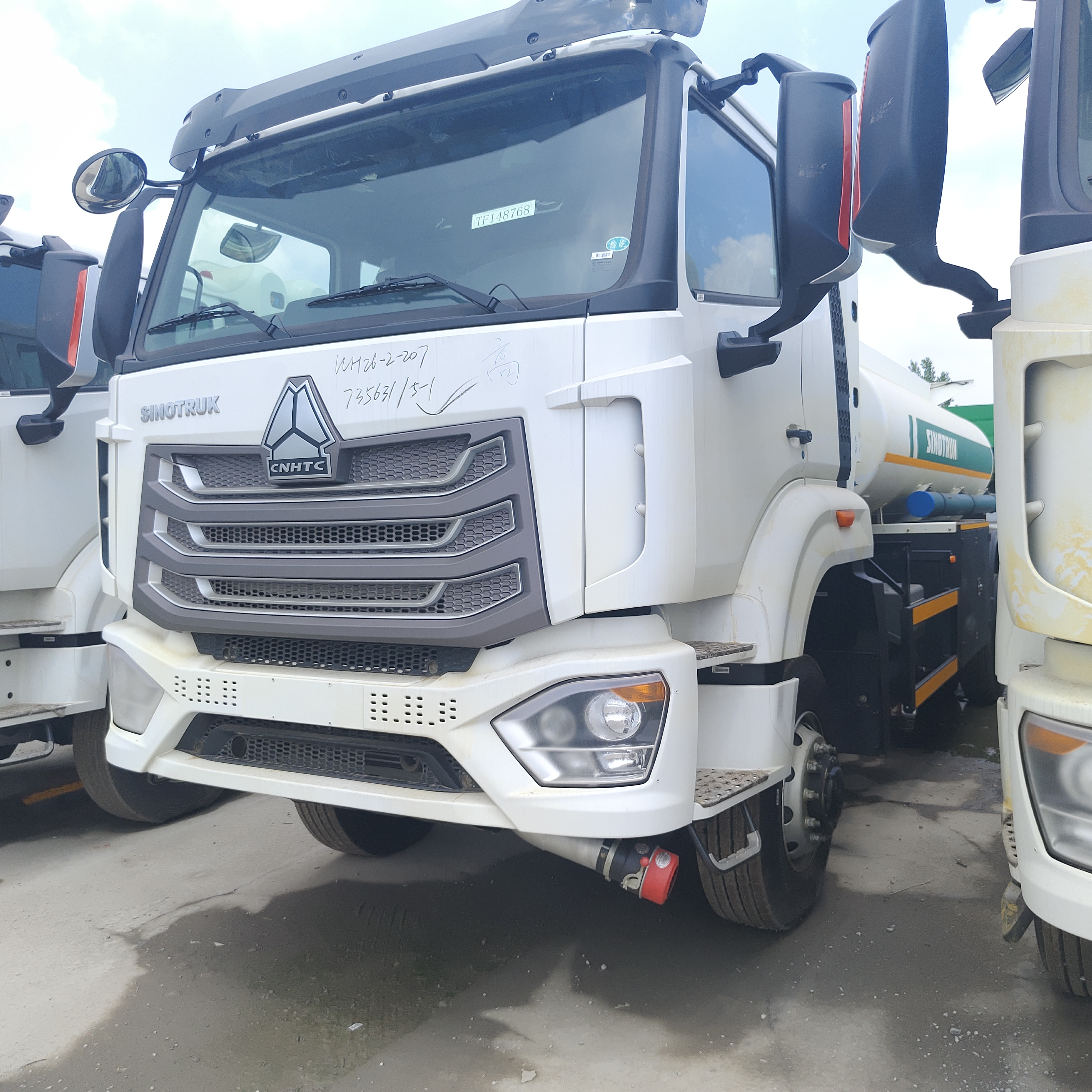 Camión cisterna de combustible HOWO NX 6×4 CNG con motor de 400HP y capacidad de 30,000L para transporte de diésel y gasolina