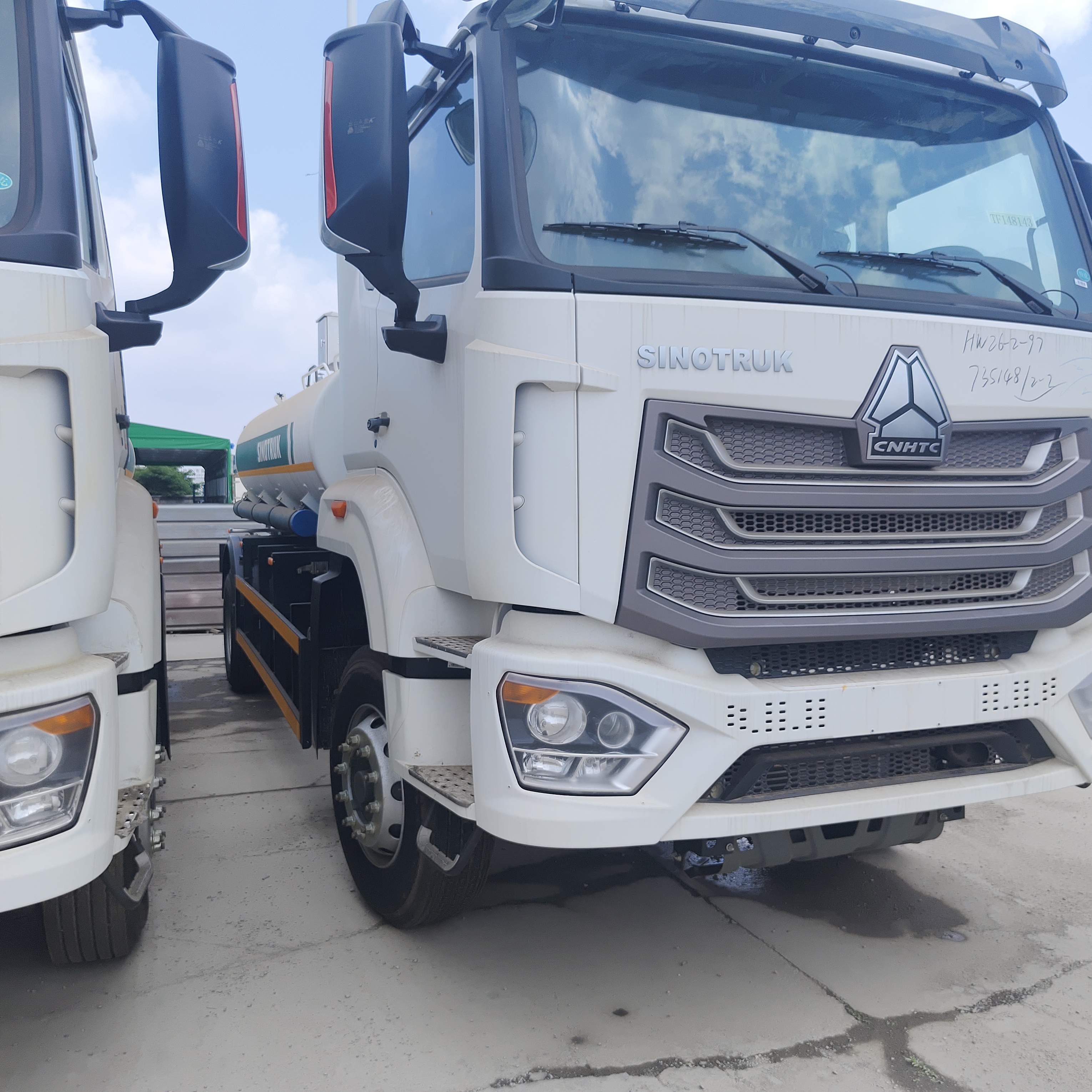 HOWO NX 6×4 CNG Fuel Tank Truck con motor de 400 CV y carga útil de 20T para el transporte de diesel y gasolina
