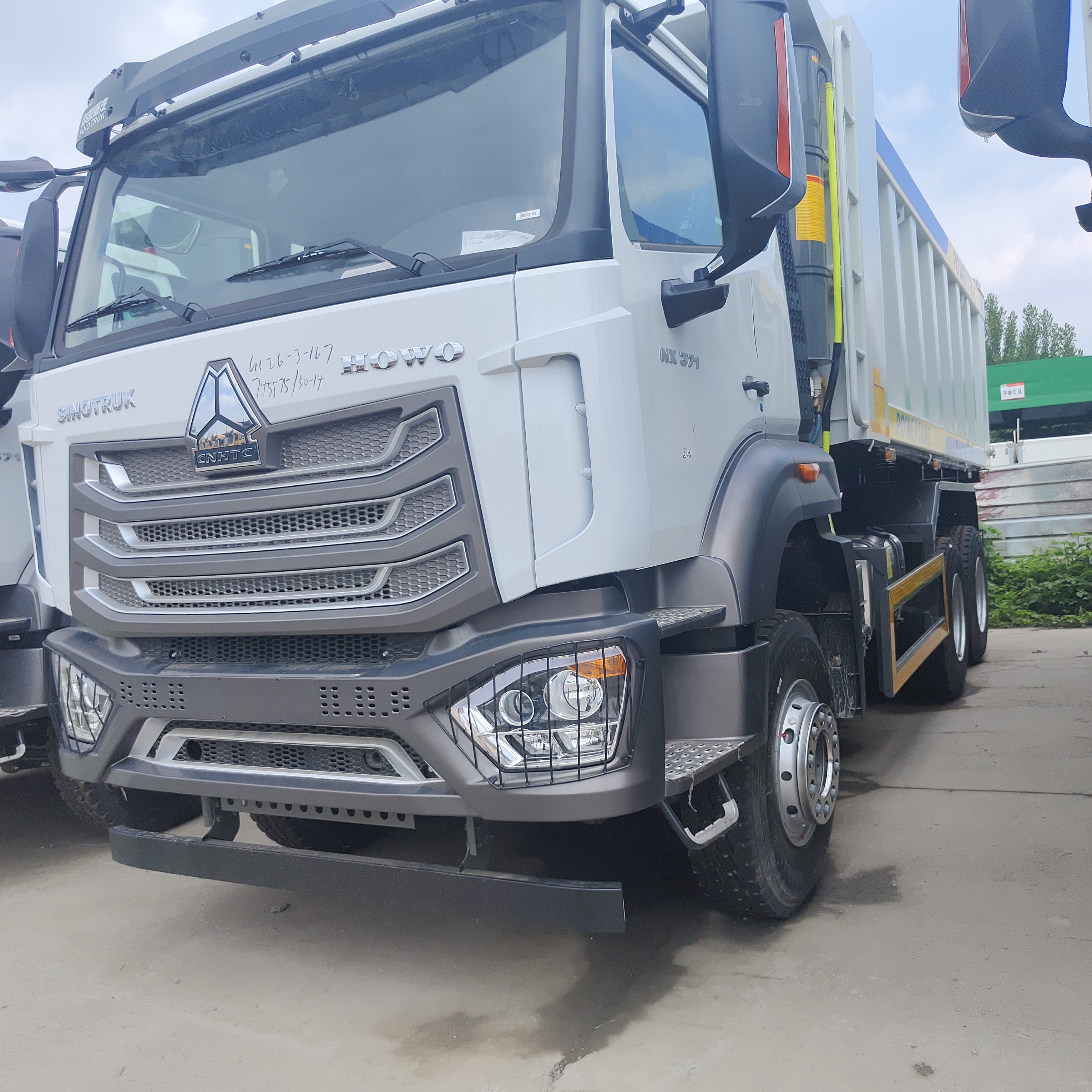 Camión volquete minero HOWO NX 6×4 con motor de 400 caballos de fuerza y ​​cuerpo volquete en forma de U para transporte pesado
