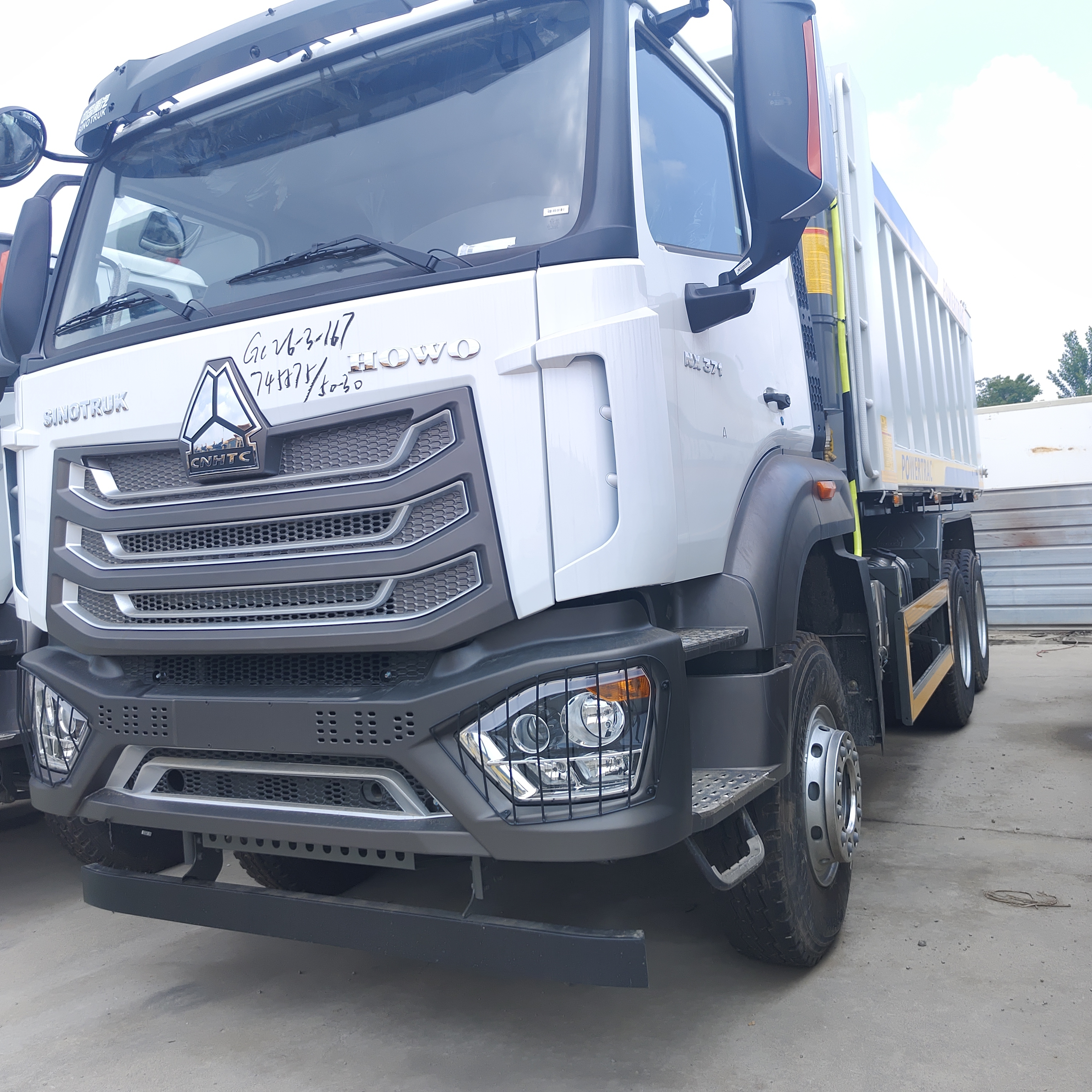 HOWO NX 6×4 camión de descarga pesado con motor de 400 CV y carga útil de 25-35 toneladas para minería y construcción