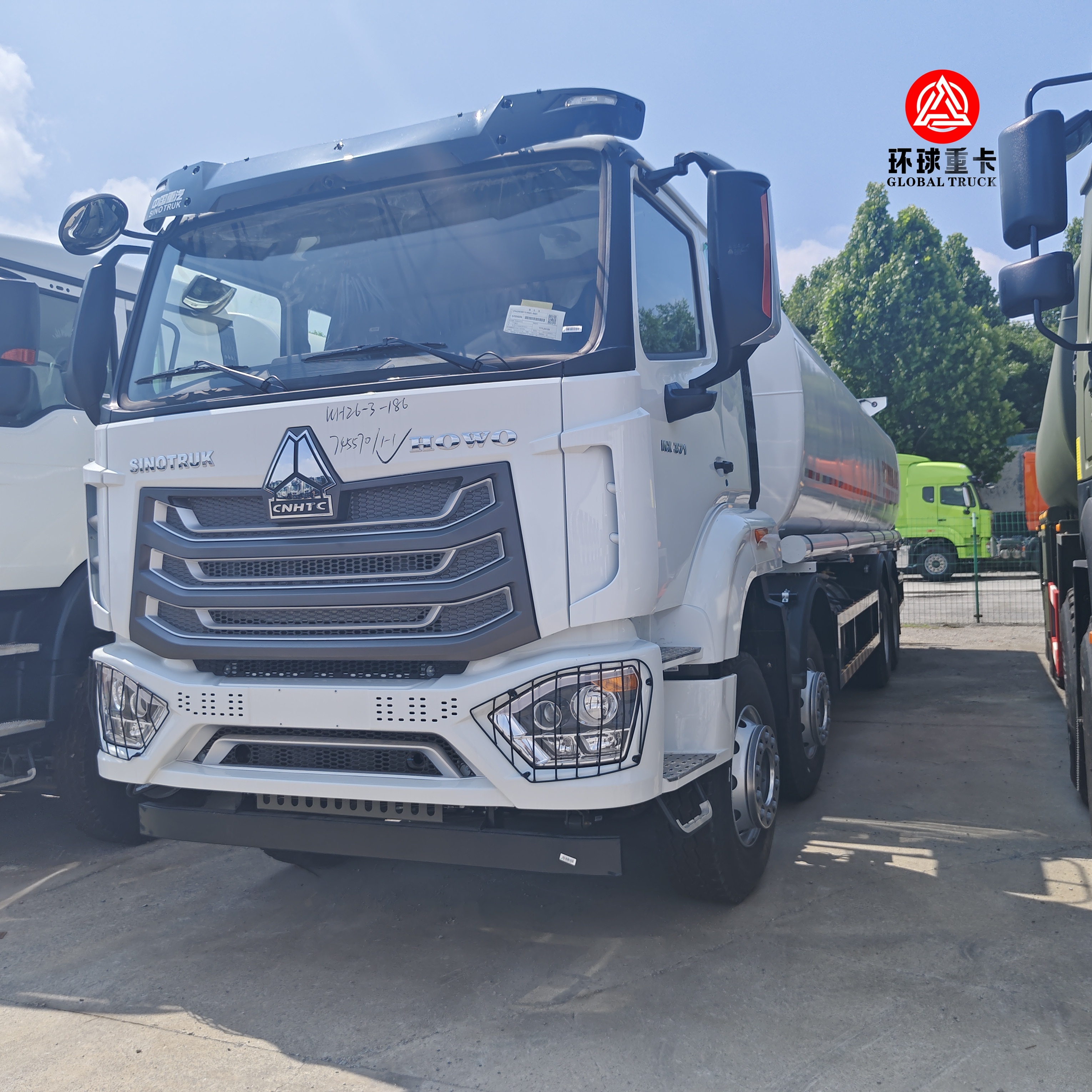 HOWO NX 8x4 30000L Camión tanque de combustible Camión de carga pesada diésel para el mercado de Mozambique
