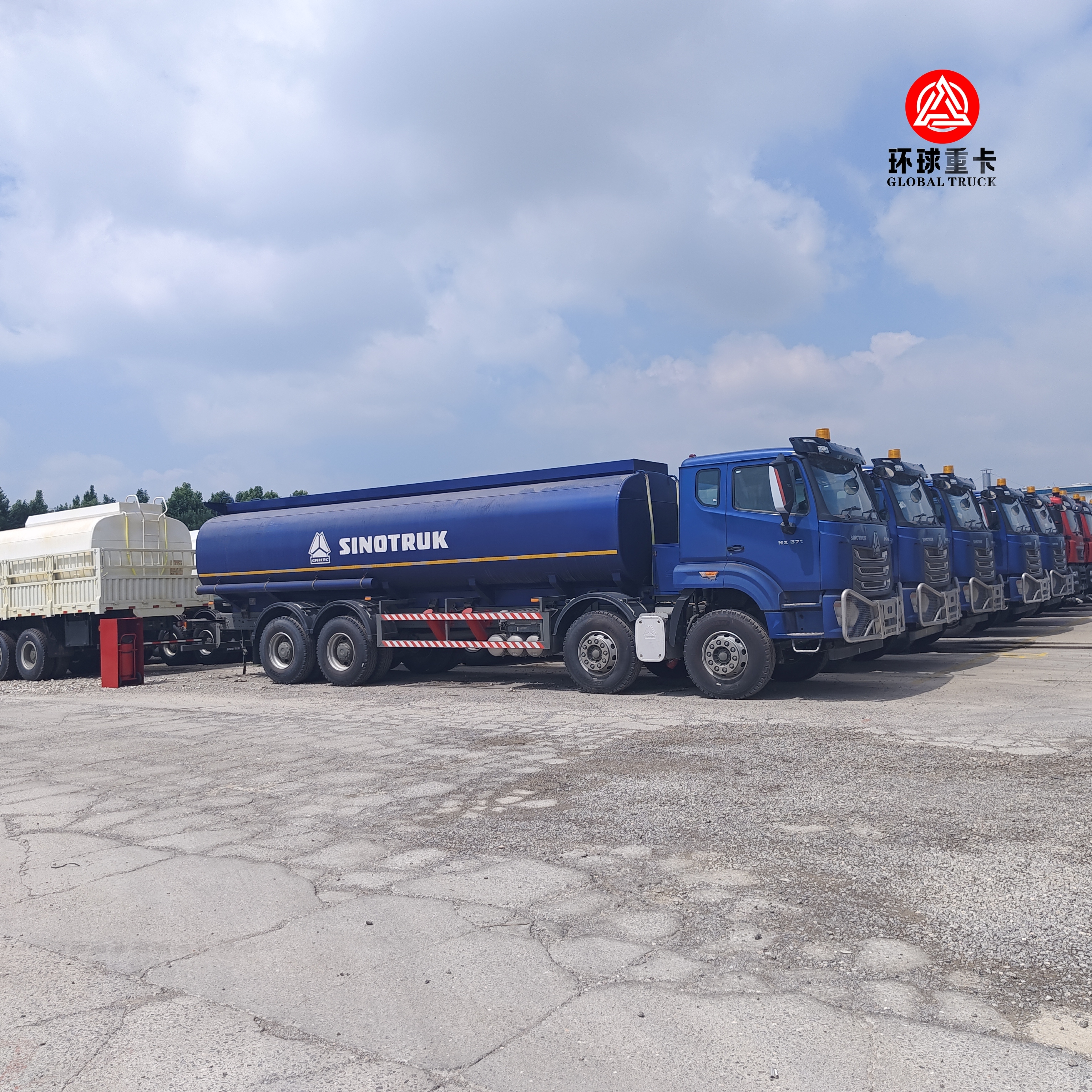 Camión cisterna de combustible HOWO NX 8x4 de 30000L, camión cisterna diésel de alta resistencia para el mercado de Tanzania