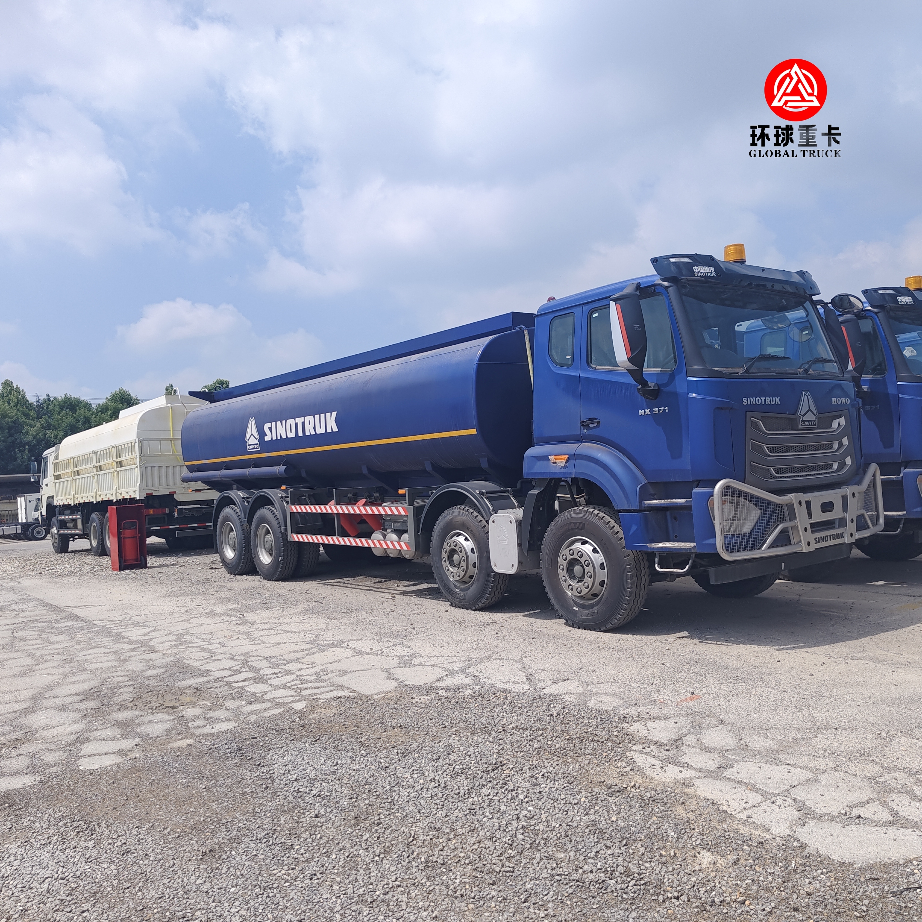 Camión cisterna de combustible HOWO NX 8x4 de 30000L, camión cisterna de aceite diésel de alta resistencia para el mercado africano