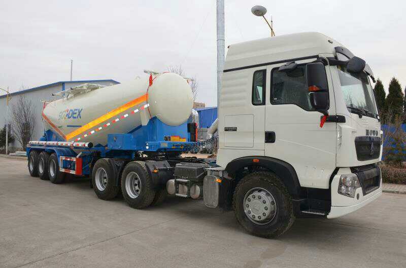Semi-remolque del transporte del explosivo de emulsión de la matriz del látex para las minas que arruinan 30 toneladas de carga de volumen de la capacidad 22m3