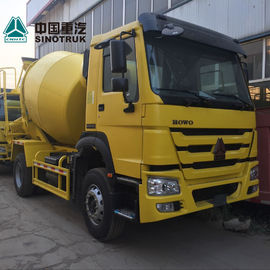 Camión concreto amarillo del mezclador concreto del material de construcción 6x4 8m3 con el uno mismo de la bomba - cargamento